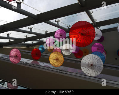 Sombrillas de colores suspendidas del techo de un centro comercial en la sección de lavado de la ciudad de Nueva York, en el barrio de Queens. El área es predominantemente un Foto de stock