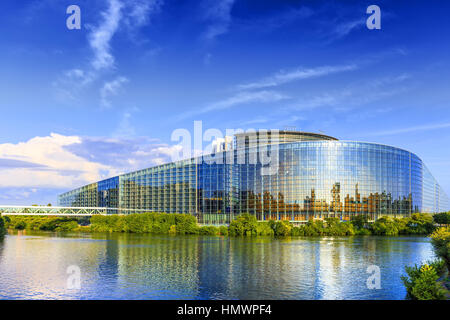 Estrasburgo, Francia, 06 de agosto de 2016. El edificio del parlamento europeo en Estrasburgo.