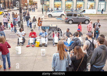 Chicago, Estados Unidos - Noviembre 05, 2016: Calle tamborileros jugar en cubos de plástico en el centro de Chicago. Foto de stock