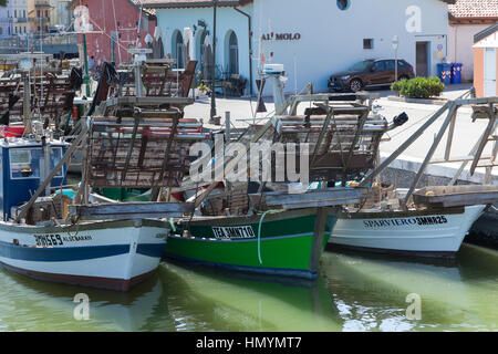 Barcos de pesca en el muelle, Marano lagunare, Friuli Foto de stock