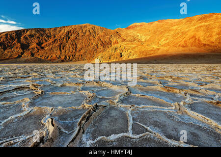 Atardecer en la cuenca Badwater, el Parque Nacional Valle de la Muerte, California. Foto de stock