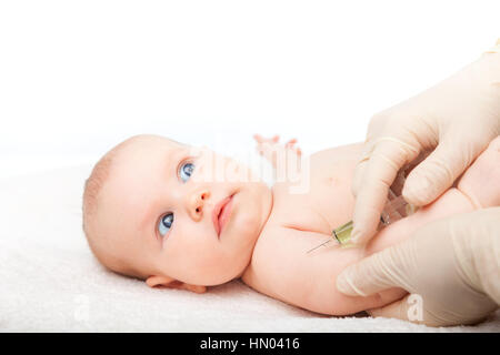 Primer plano de la pediatra listo para dar una niña de tres meses la inyección intramuscular de una vacuna en el brazo Foto de stock