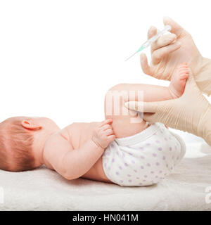 Primer plano de la pediatra dando una niña de tres meses la inyección intramuscular en la pata Foto de stock