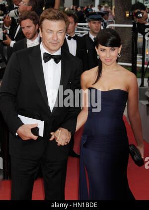 Alec Baldwin y Hilaria Thomas llega a la premiere de la película 'Mud' en la 65ª edición del Festival de Cannes en Cannes, Francia, el 26 de mayo de 2012. Foto por Francis Specker Foto de stock
