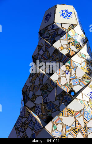 Colorido chimenea vainas o chimeneas de ventilación en el techo del Palau Güell, diseñado por Antoni Gaudí, Barcelona, Cataluña, España Foto de stock