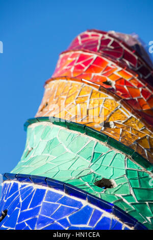 Colorido chimenea vainas o chimeneas de ventilación en el techo del Palau Güell, diseñado por Antoni Gaudí, Barcelona, Cataluña, España Foto de stock