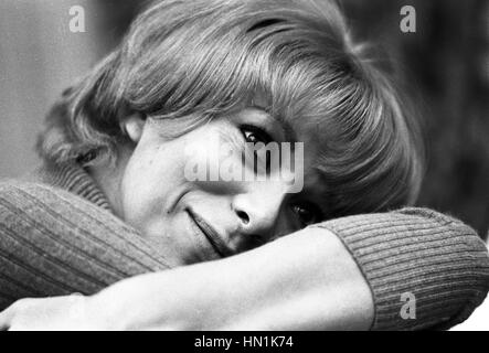La actriz francesa Mireille Darc, fotografiado en 1969. Foto de stock