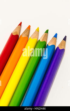 Lápices de colores para la escuela y el dibujo sobre fondo blanco.