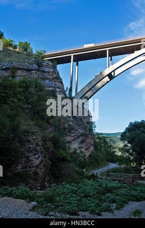Puente de carretera sobre el abismo Foto de stock
