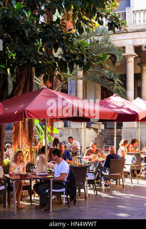 D a al aire libre en comer en los restaurantes en la calle de San