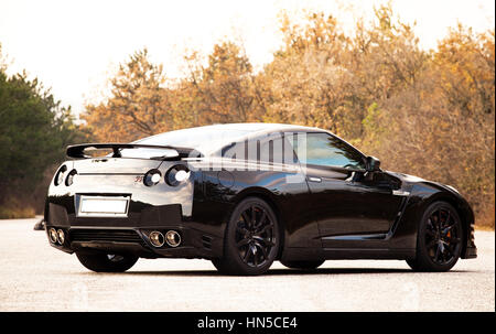  SISTIANA, Italia, junio 12, 2013: la foto de un Nissan GT-R Black Edition.  El Nissan GT-R es un 2 2 de 2 puertas coche deportivo producido por Nissan  y develado en 200 Fotografía
