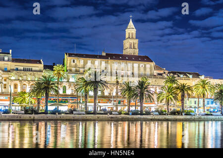 Ver paseo nocturno en Split, Croacia la ciudad de Europa.