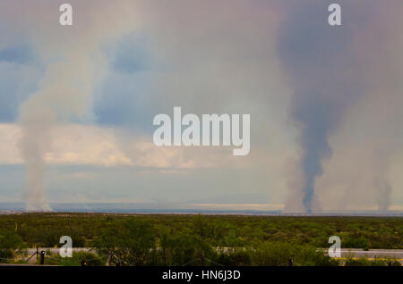 Y las nubes de humo de varios incendios en Nuevo México, EE.UU. Foto de stock