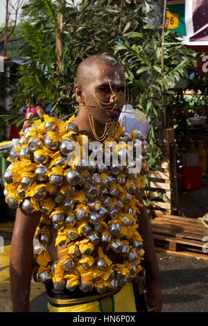 Un devoto realizar kavadi attam hacia el Señor Murugan, Dios de la guerra en el Hinduismo durante la celebración Thaipusam en Penang. Foto de stock