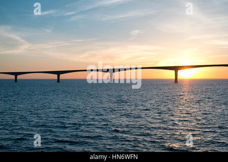 Vista panorámica de la Confederación Puente sobre el cielo del atardecer, el estrecho de Northumberland, Prince Edward Island, Canadá Foto de stock