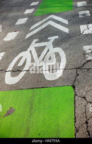Signo de bicicletas angustiado sobre la superficie de la carretera Foto de stock