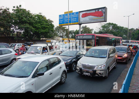 HYDERABAD, India - Febrero 09,2017 horas punta de la tarde el tráfico en la concurrida Banjara Hills Road en Hyderabad, India Foto de stock