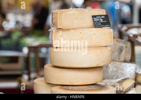 Roma, Italia- diferentes tipos de quesos en venta en Campo de' Fiori, el más grande y antiguo mercado al aire libre en Roma. Está ubicado al sur de la plaza Foto de stock