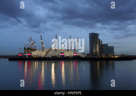 El O2 Millennium Dome en la península de Greenwich, en el sudeste de Londres a 'Blue Hour" Foto de stock