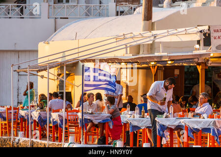 Harbourside restaurante de pescado "Katina' en la Bahía de Ammoudi, Oia, Santorini, una isla griega en el Mediterráneo Grupo Cyclades