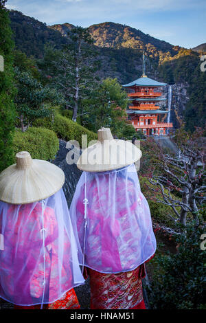 Peregrinos en el período Heian, trajes y Nachisan Seiganto-ji (Three-Storied Pagoda), cerca de Kumano Nachi Taisha Grand Shire, Kumano Kodo, Nakahechi Foto de stock