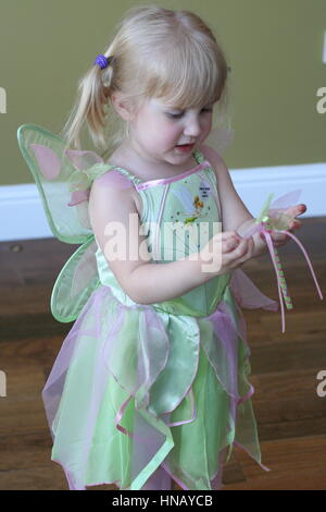 Tinkerbell fiesta de cumpleaños para una niña de 3 años, los niños con un  montón de pequeños amigos para celebrar Fotografía de stock - Alamy