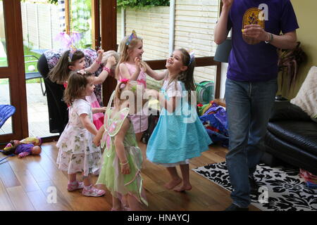 Tinkerbell fiesta de cumpleaños para una niña de 3 años, los niños con un  montón de pequeños amigos para celebrar Fotografía de stock - Alamy