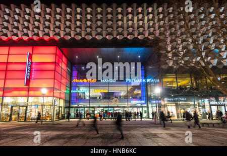 Vista de noche de centro comercial Centrum en Dresden Alemania Foto de stock