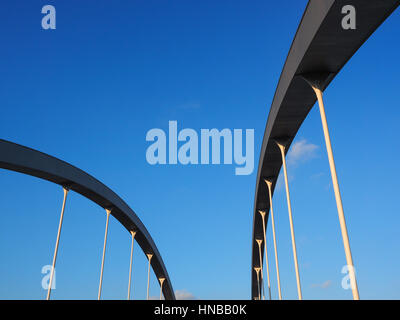 Resumen arcos de un puente aislado sobre cielo azul
