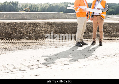 Bajo la sección de ingenieros con planos de pie al sitio en construcción