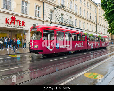 Un coche de la calle tranvía en un día lluvioso en Innsbruck, Austria decorado para promover el Campeonato Europeo de Fútbol 2008