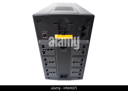 Black UPS (Sistema de alimentación ininterrumpida (SAI) sobre fondo blanco. Foto de stock