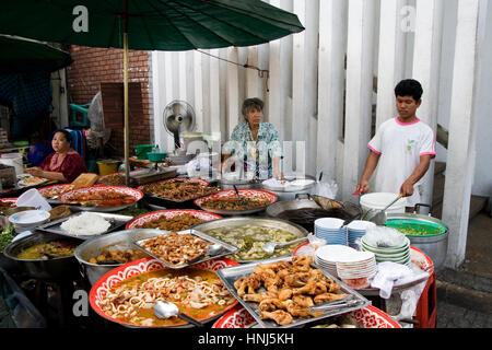 Calle familiar de alimentos cocinados y restaurante que sirve comidas fritas en Bangkok, Tailandia, el sudeste de Asia