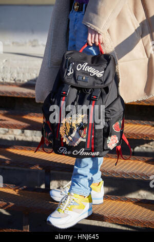 Milán - 15 de enero: el hombre de negro y rojo Gucci mochila con Tiger antes de Dirk Bikkembergs Fashion Show, la Semana de la moda de Milán street style enero