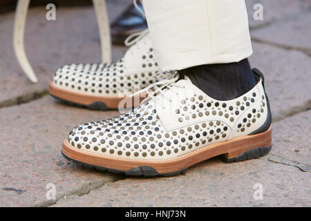 Hombre con zapatos de cuero blanco con espárragos antes Salvatore Ferragamo Fashion Show, la Semana la moda de Milán style el 15 enero de 2017 Fotografía de stock - Alamy