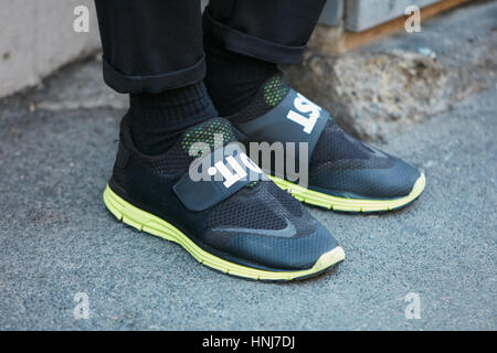 El hombre de negro y amarillo zapatillas Nike antes N 21 Fashion Show, la Semana de la moda de Milán street style el 16 de enero de en Milán Fotografía de stock - Alamy