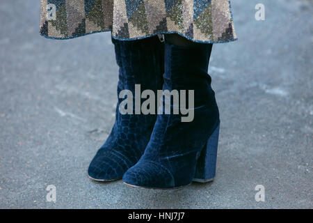 Mujer con terciopelo azul botas de antes N 21 Fashion Show, la Semana de la moda de Milán street style el 16 de enero de 2017 en Milán Fotografía de stock Alamy