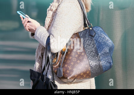 Mujer Con Bolsa De Vuvuitton Louis Y Abrigo De Piel De Oveja Antes De La  Semana De La Moda Cristiano Burani Fotografía editorial - Imagen de lujo,  elegante: 195184117