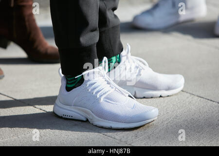 Hombre blanco con zapatillas Nike antes de Giorgio Armani Fashion Show, la Semana de la moda de Milán style 17 de enero de 2017 en Milán Fotografía de stock - Alamy