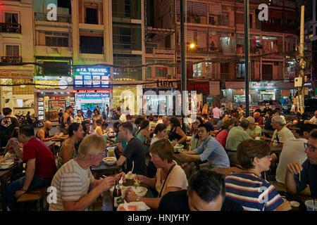 Comida en la calle Mercado Ben Thanh, Ciudad Ho Chi Minh (Saigón), Vietnam Foto de stock