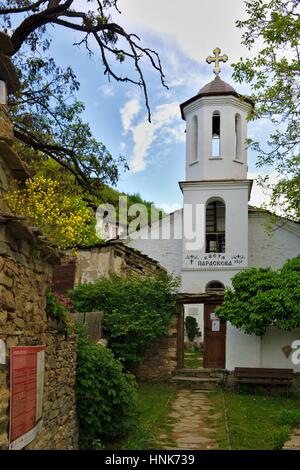 La antigua Iglesia Sveta Paraskeva ortodox en la pequeña aldea de montaña de Leshten,Bulgaria Foto de stock