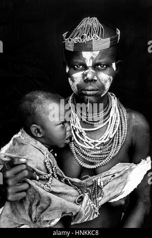 Un retrato de una madre y un niño de la tribu Karo, Kolcho Village, Valle de Omo, Etiopía Foto de stock