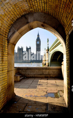 Londres, Inglaterra, Reino Unido. El Big Ben y las Casas del Parlamento, visto a través de un arco bajo el puente de Westminster