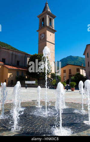 Fuente de agua en el lago de Lugano Porlezza, en la provincia de Como, en la región italiana de Lombardía, Italia