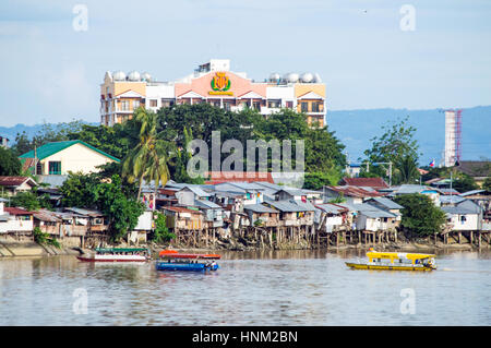 Transbordadores fluviales barrios de tugurios y viviendas a lo largo de río Bangkerohan, Davao, Davao del Sur, Filipinas Foto de stock