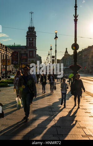 ST. Petersburgo, Rusia - Julio 15, 2016: Nevsky Prospekt, calle típica escena con gente caminando a lo largo de la avenida de San Petersburgo, Rusia Foto de stock