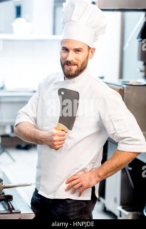 Retrato Del Chef Con Gorra Chef Cocina Hombre Con Delantal: fotografía de  stock © Tverdohlib.com #661249232