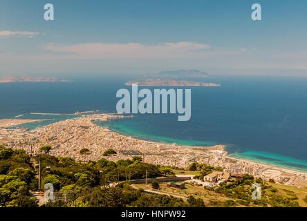 Vista desde el monte Erice en la costa y a la ciudad de Trapani en Sicilia, Italia. Foto de stock