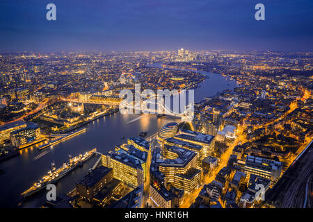 Londres, Inglaterra - Antena vista del horizonte de Londres. Esta vista incluye la Torre de Londres, el icónico puente de la torre, HMS Belfast, un barco y rascacielos de