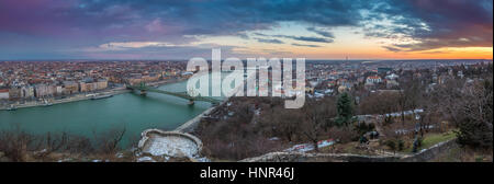 Budapest, Hungría - Vistas panorámicas vistas del horizonte de la ciudad de Budapest con el río Danubio, Puente Szabadsag y baños Gellert tomada desde los pies de la colina Gellert en sun